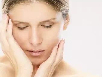 脸上有些皮肤松弛下垂是什么原因呢？怎么才能消除？